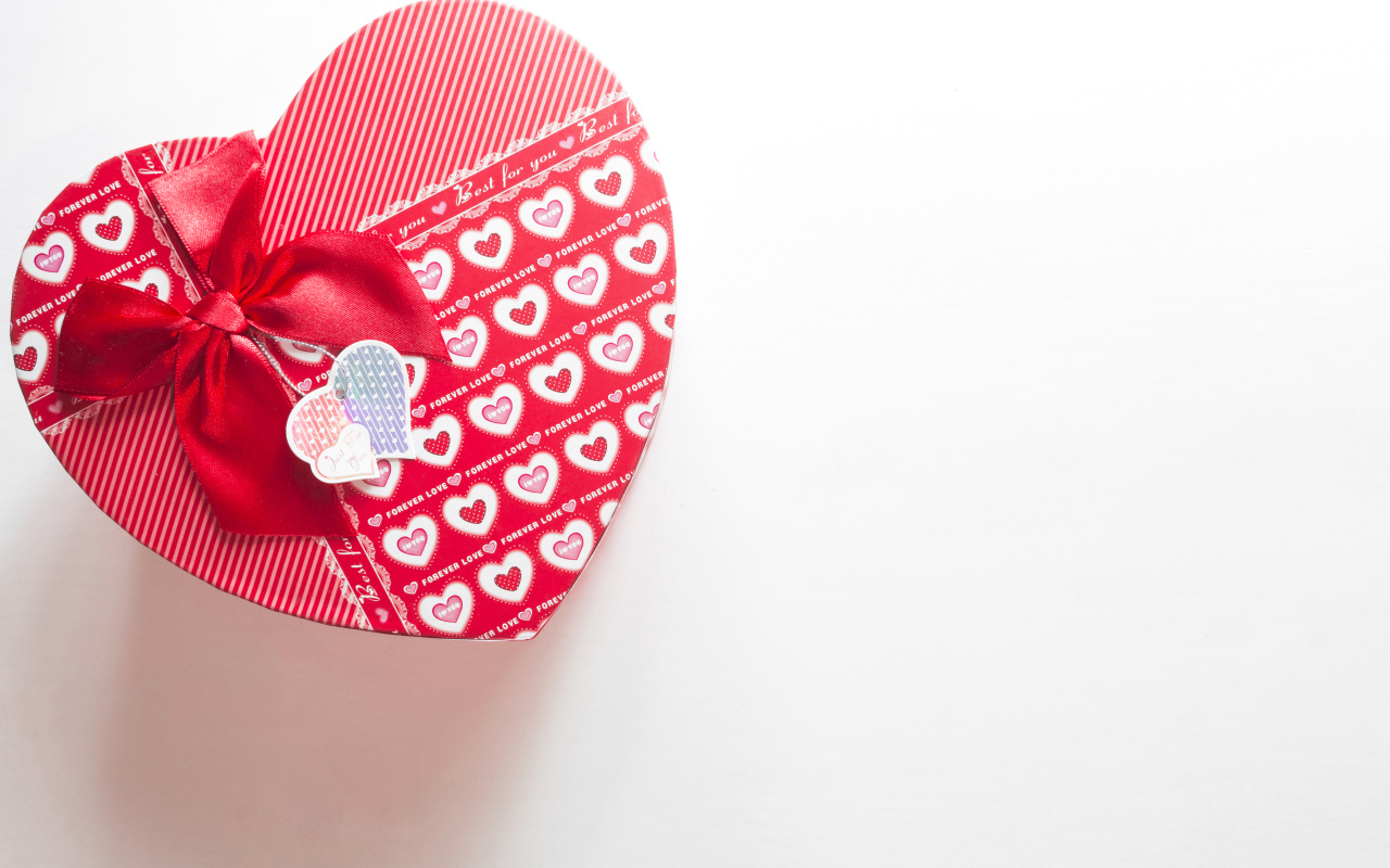 Большая подарочная коробка в форме сердца на белом фоне