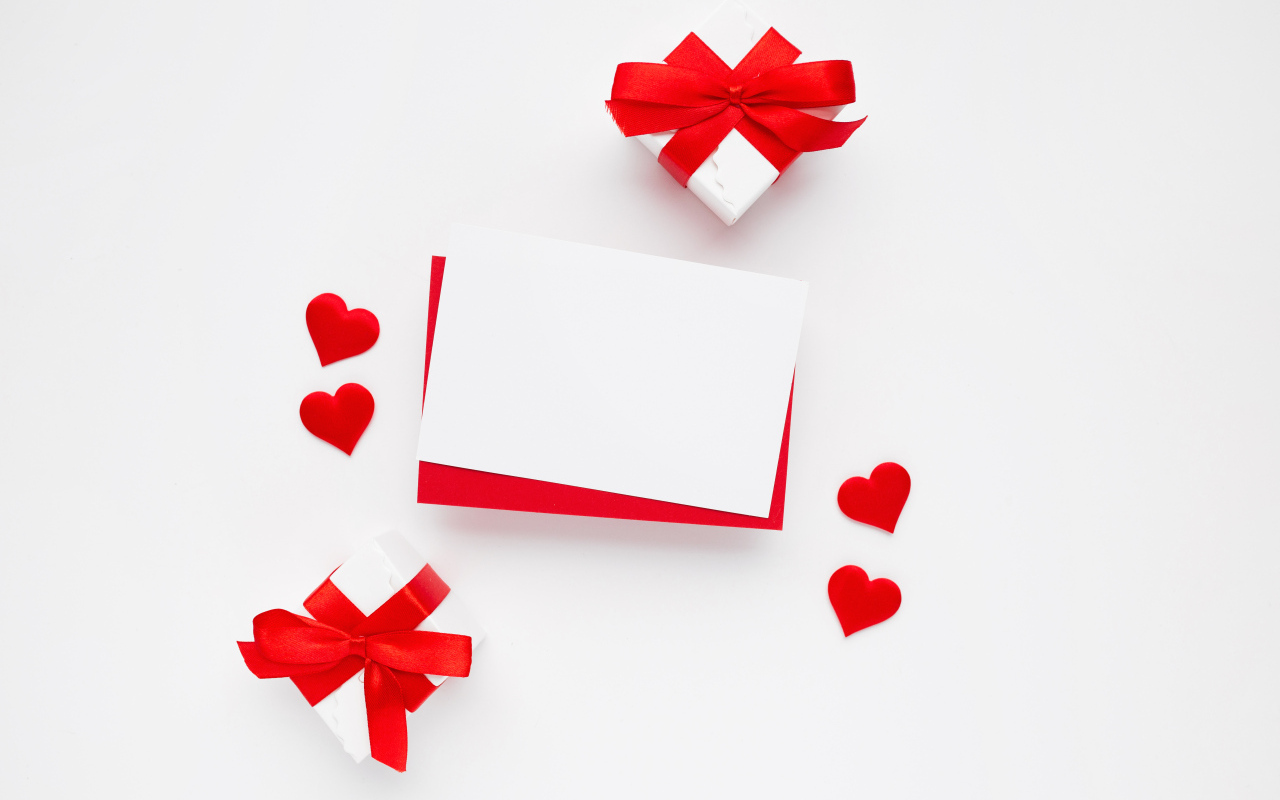 Красные сердечки, лист бумаги и подарки для шаблона открытки