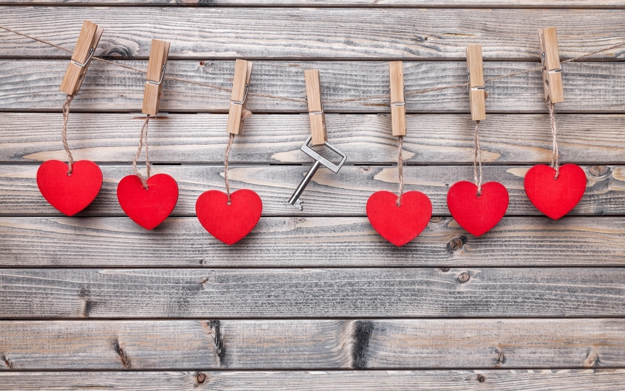 Красные сердечки и ключ с прищепками на веревке