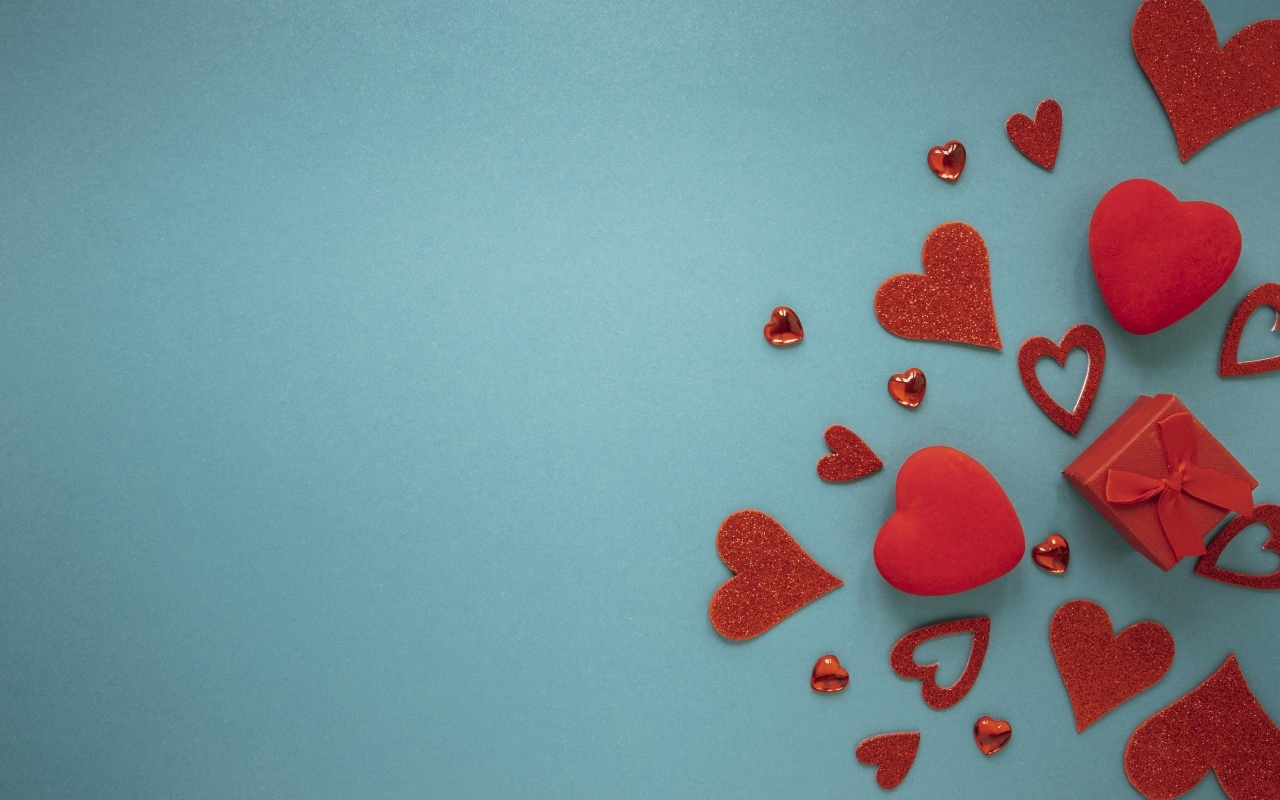 Красные сердечки и подарок на синем фоне, шаблон открытки