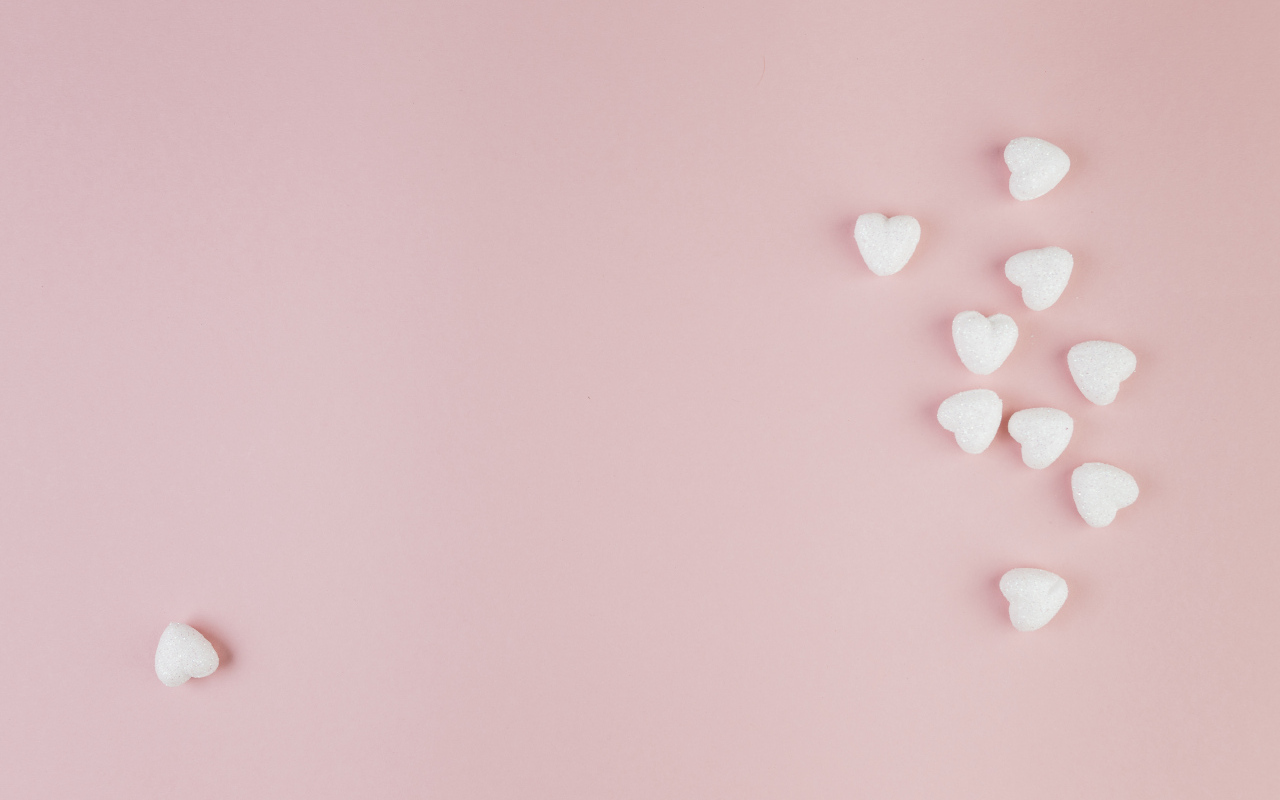 Маленькие белые сердечки на розовом фоне