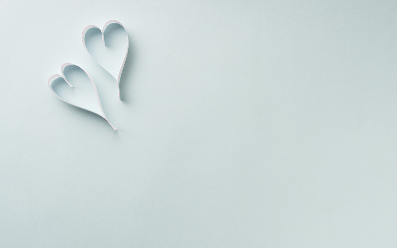 Две полоски белые полоски в форме сердца на голубом фоне