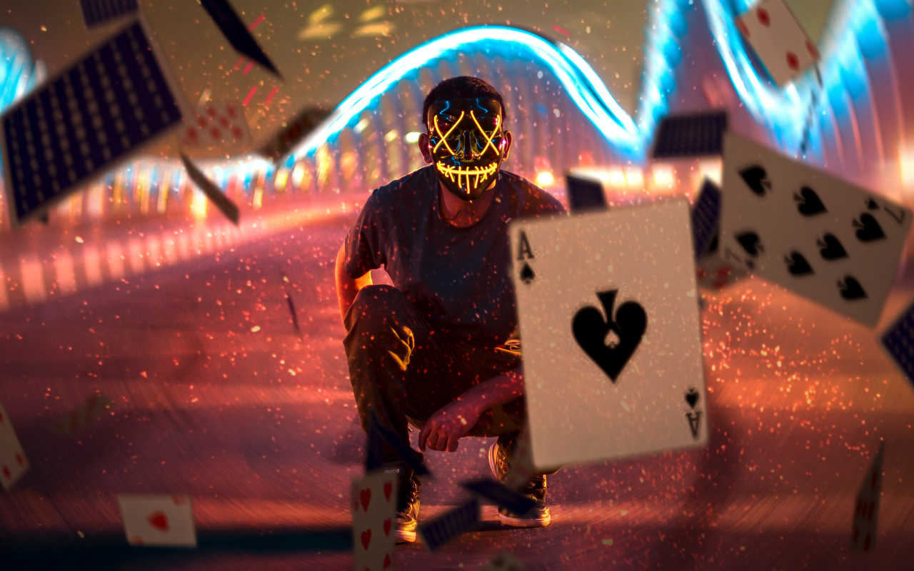 Мужчина в маске бросает карты