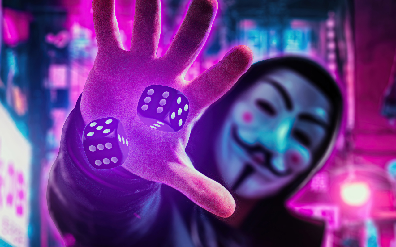 Анонимус в маске бросает кубики