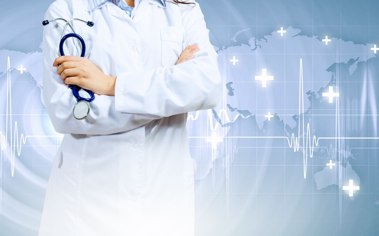 Врач в белом халате со стетоскопом в руках