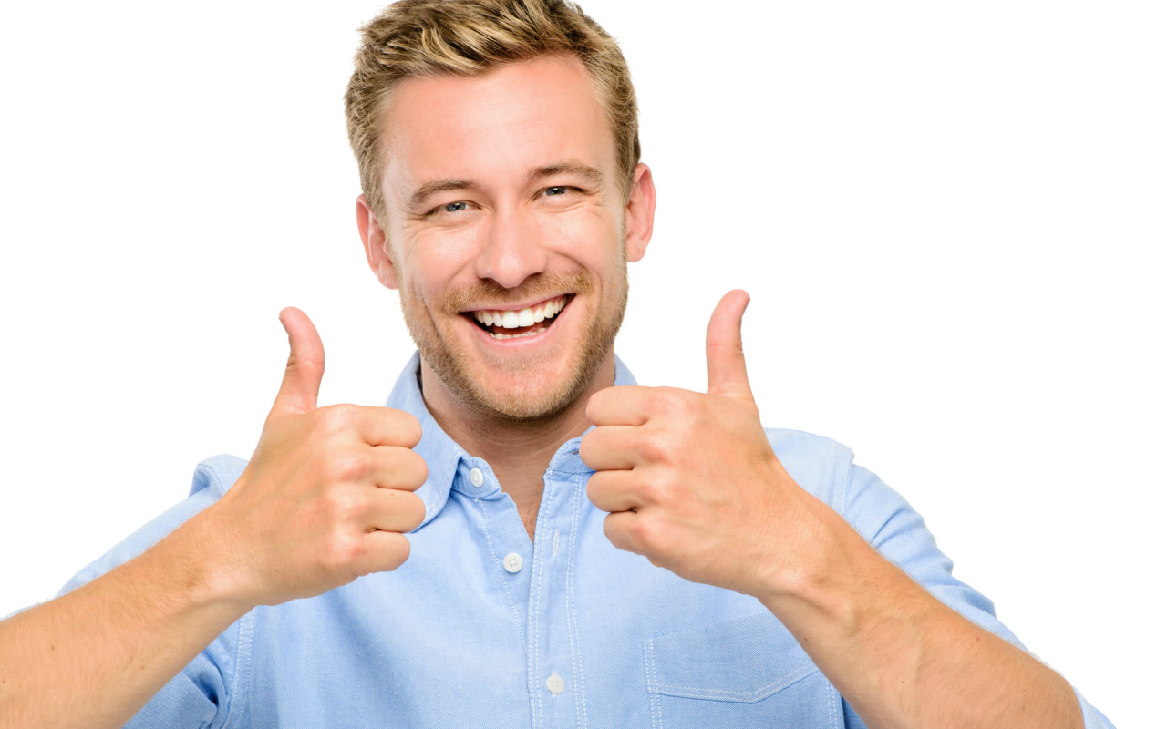 Улыбающийся парень показывает класс 