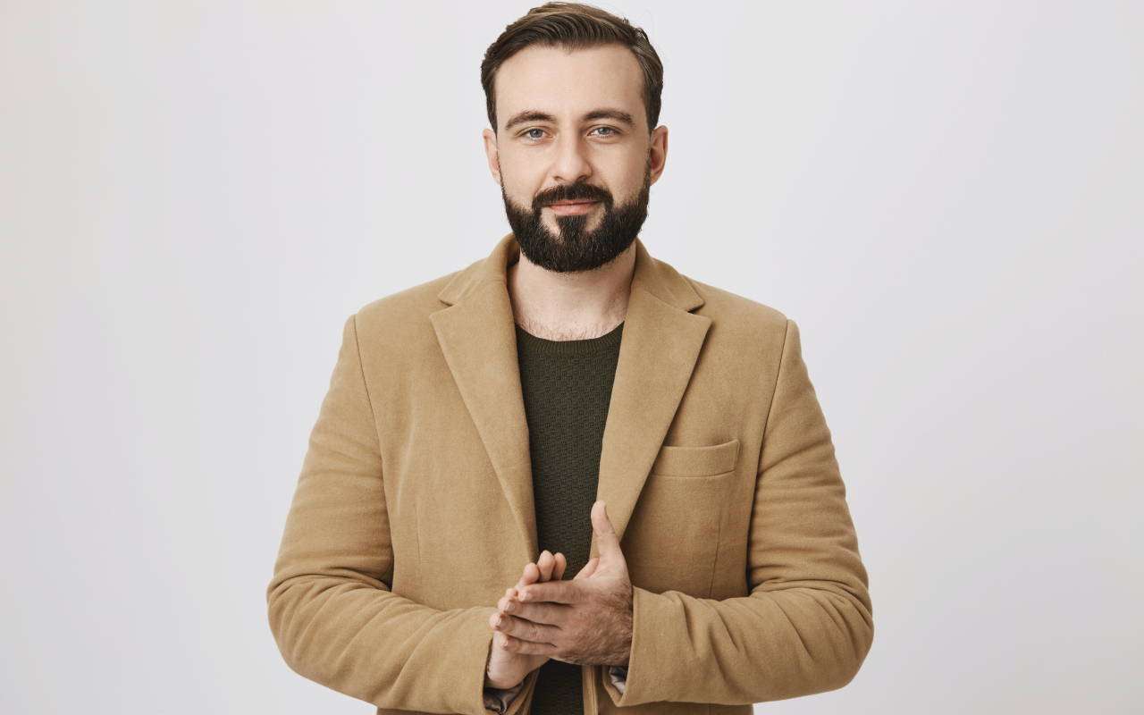 Стильный мужчина в коричневом пиджаке