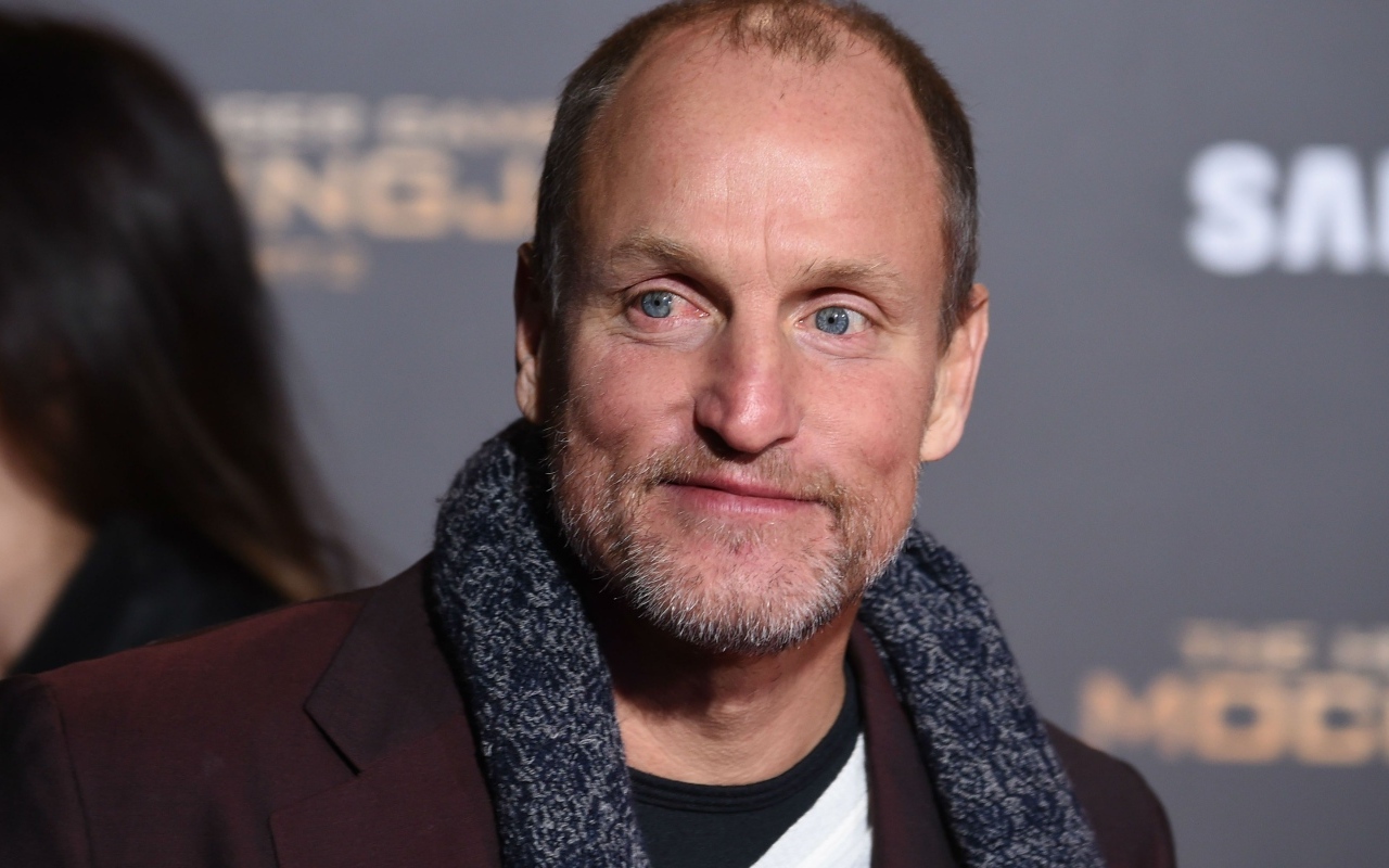 Актер Вуди Харрельсон в пальто