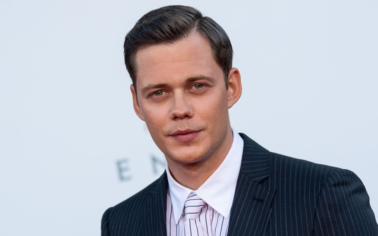 Молодой актер Билл Скарсгард в костюме