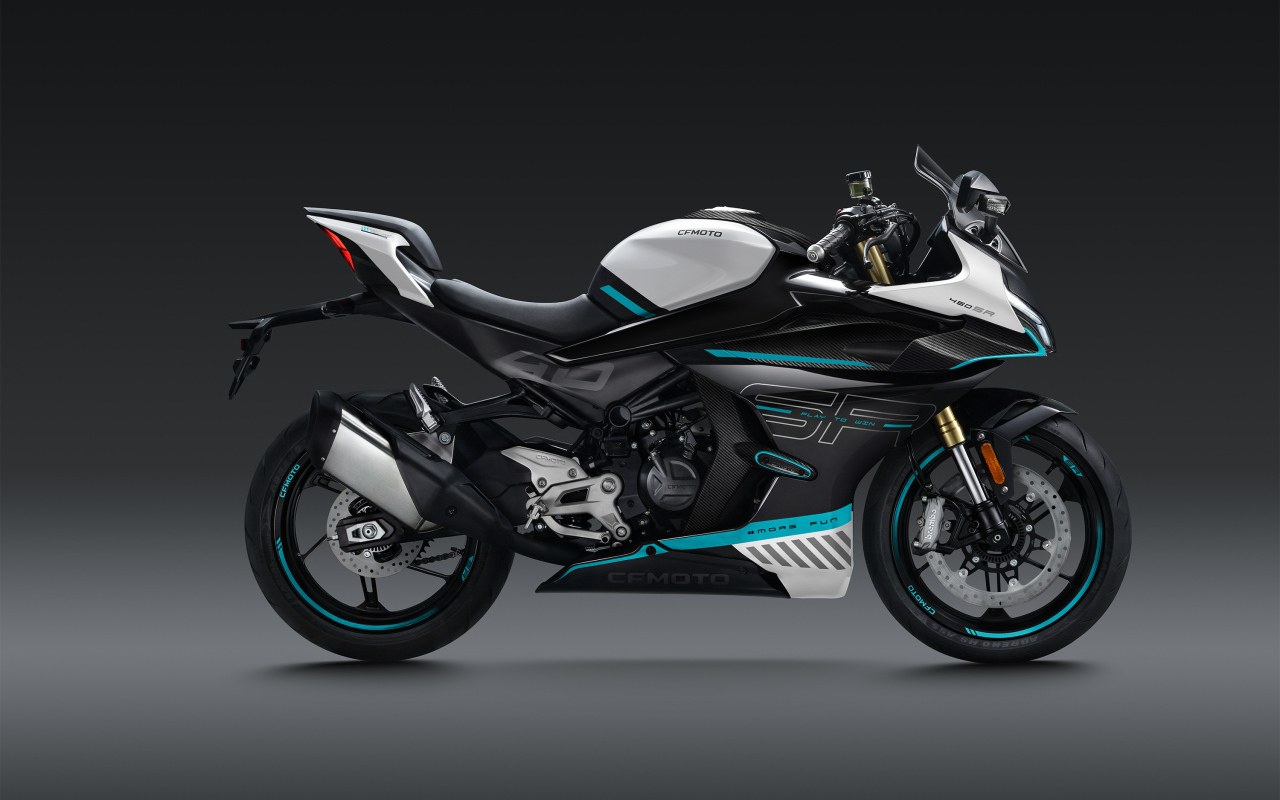 Мотоцикл CFMoto 450SR, 2023 года на сером фоне