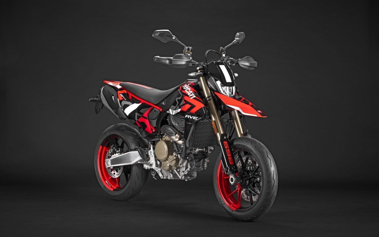 Мотоцикл Ducati Hypermotard 698 на черном фоне