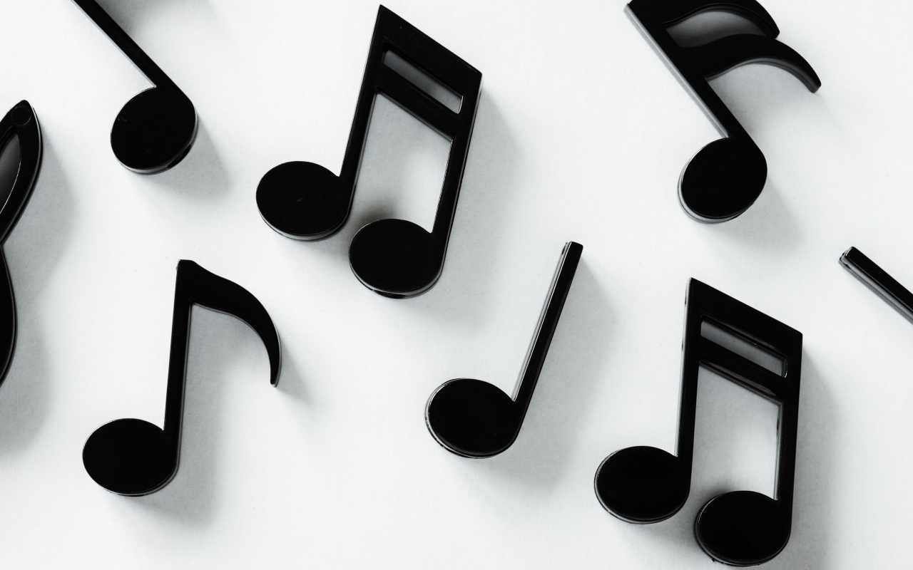 Черные ноты на белом фоне