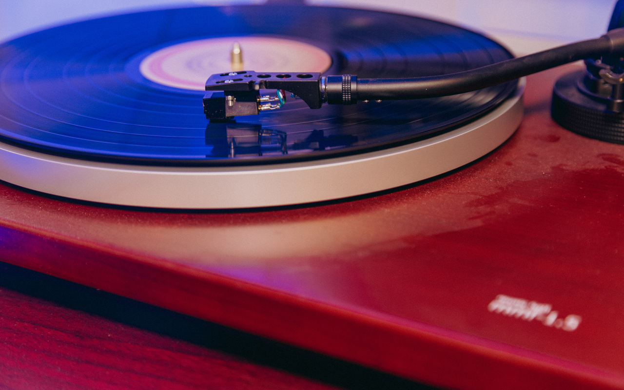 Черная пластинка на проигрывателе винила