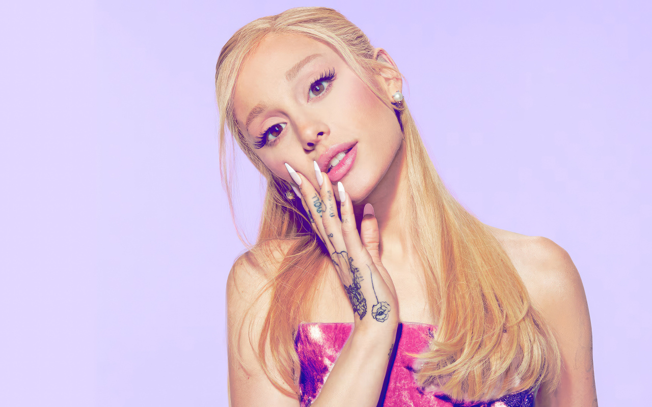 Кареглазая блондинка певица Ариана Гранде