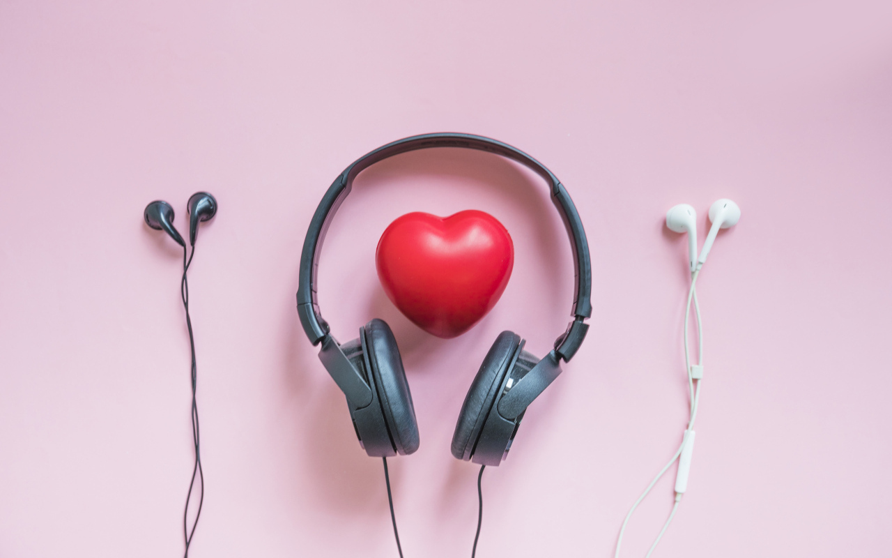 Наушники на розовом фоне с красным сердцем