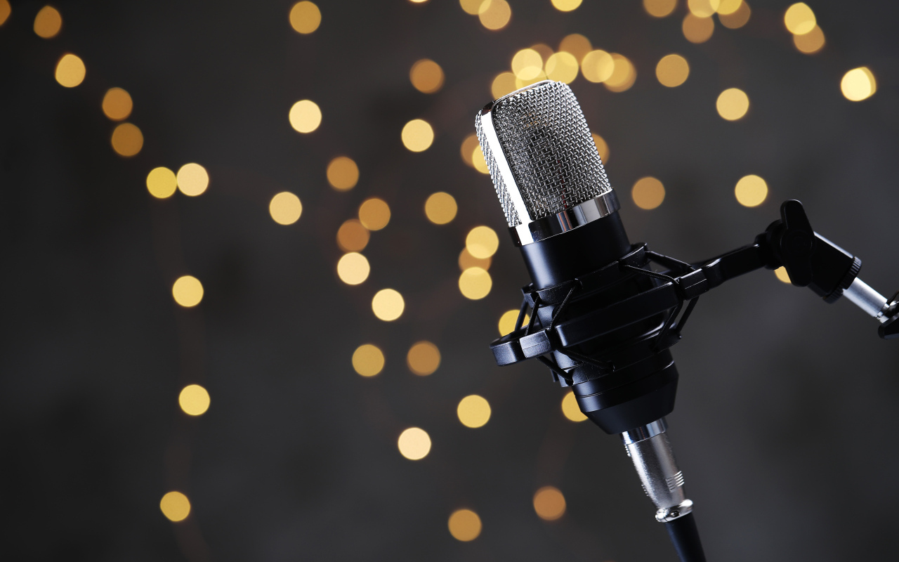 Ретро микрофон на фоне лампочек 