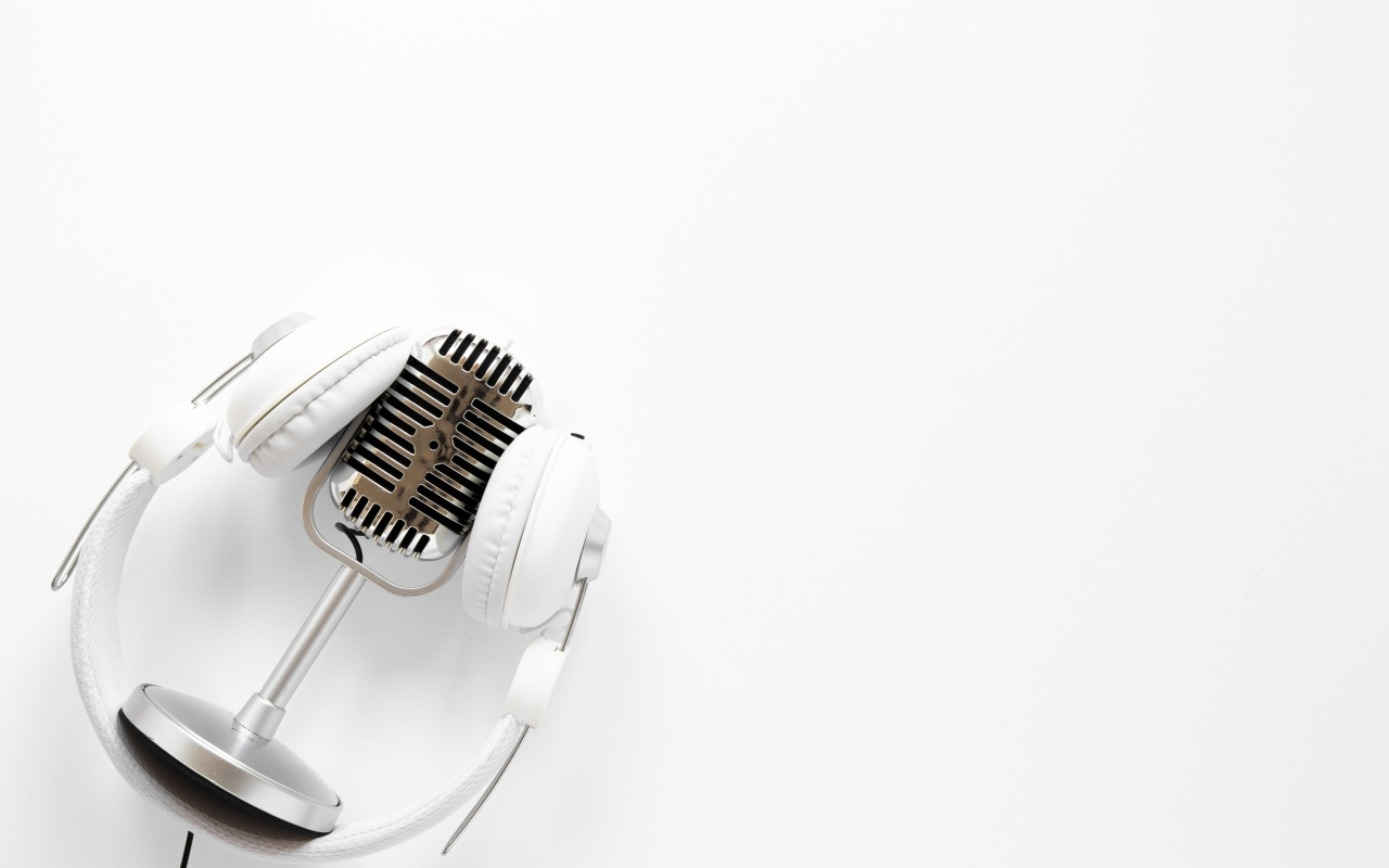 Ретро микрофон с наушниками на белом фоне