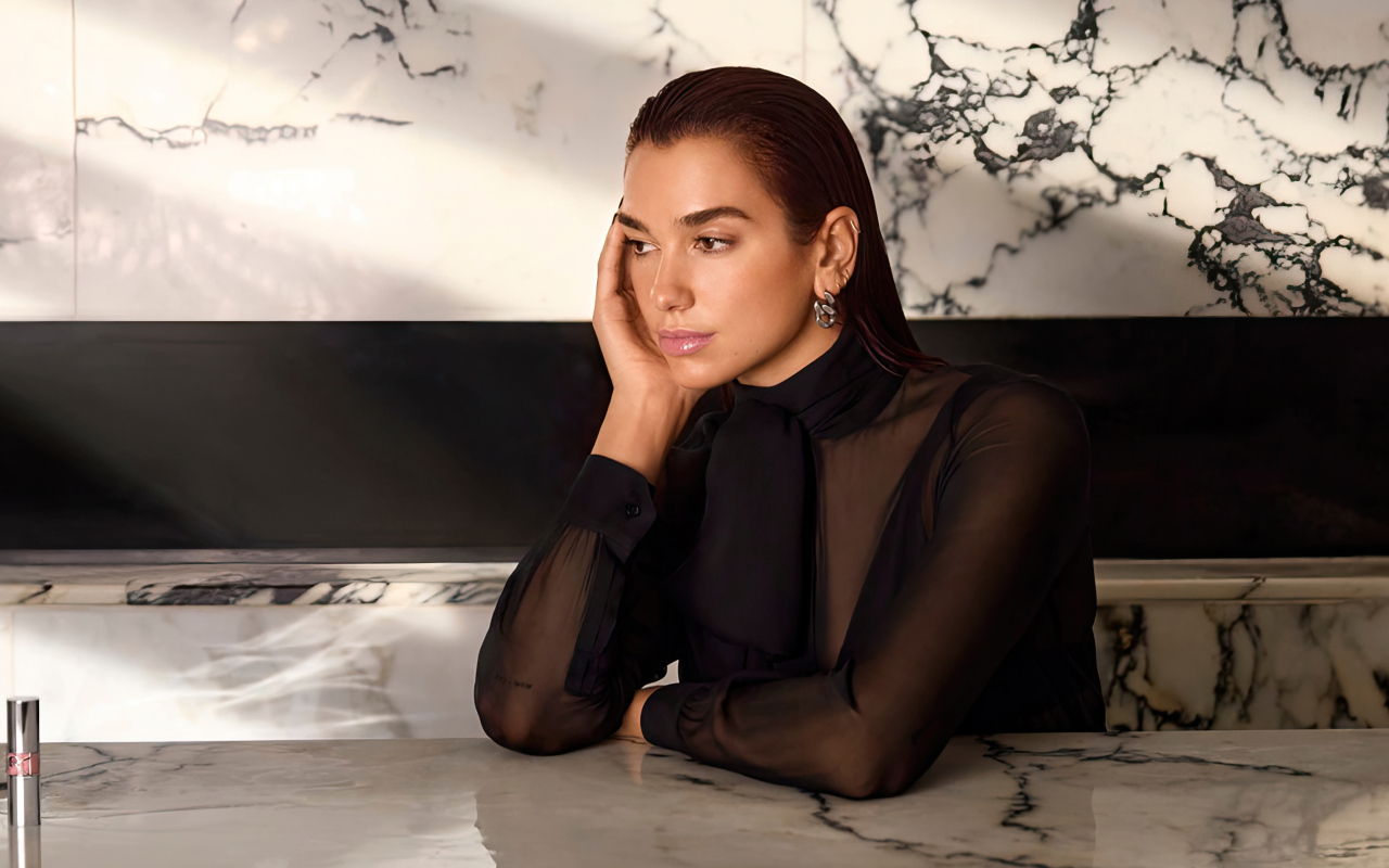 Грустная певица Дуа Липа сидит за столом