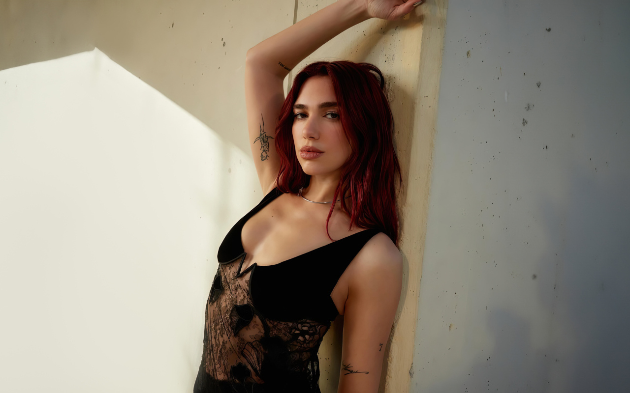 Певица Дуа Липа стоит у стены