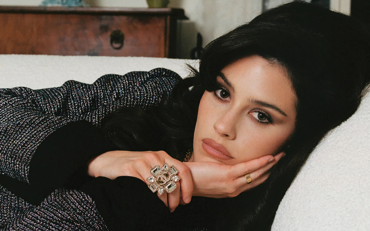 Певица Грэйси Абрамс лежит на кровати