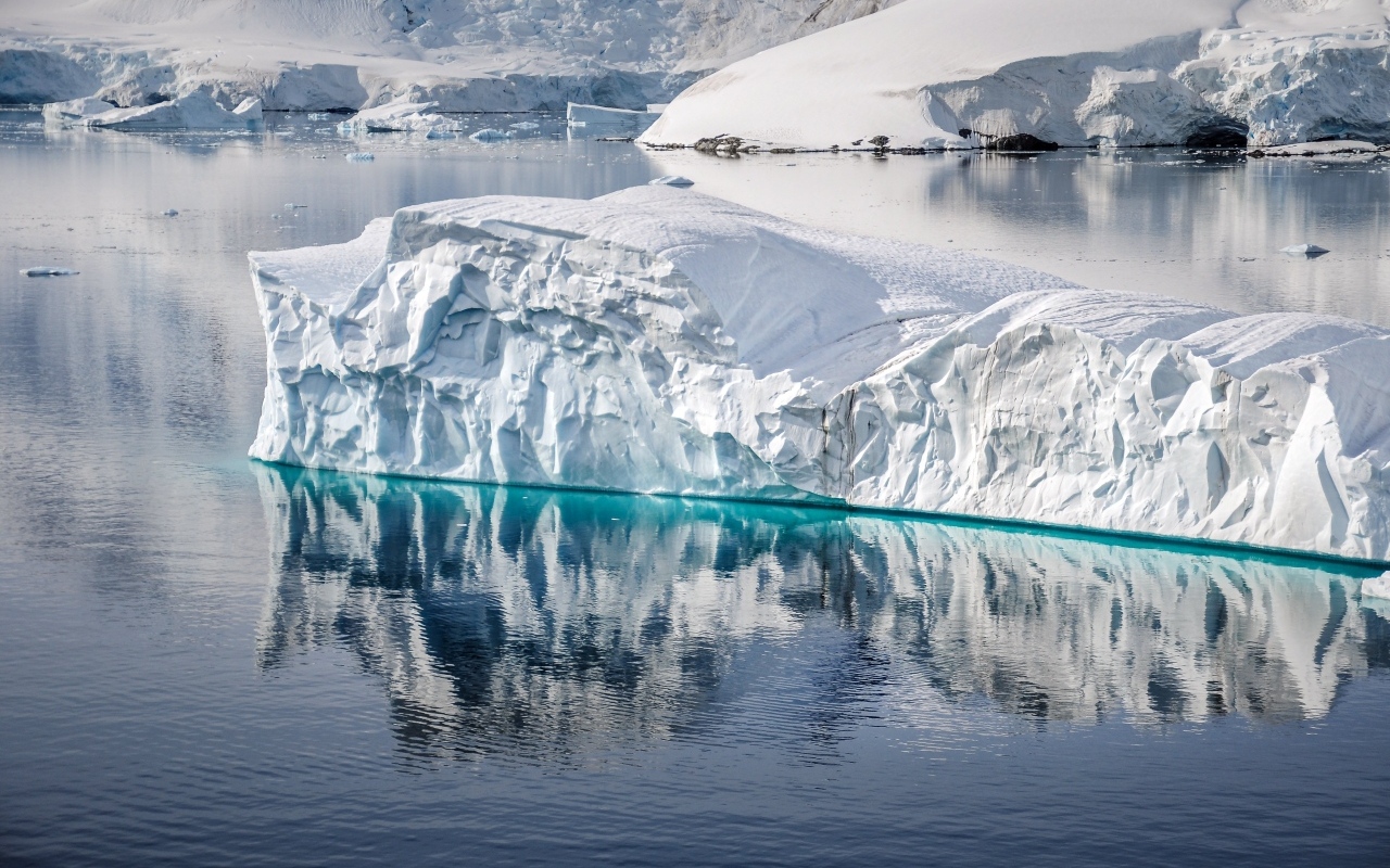 Большой голубой айсберг в воде океана