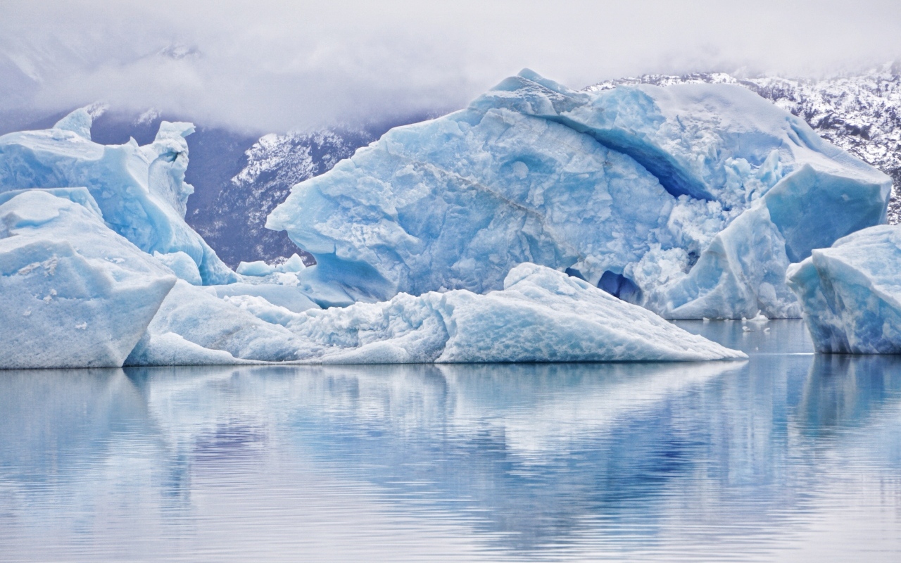 Большой голубой айсберг в воде