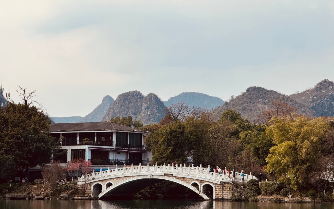 Мост через реку у дома в горах