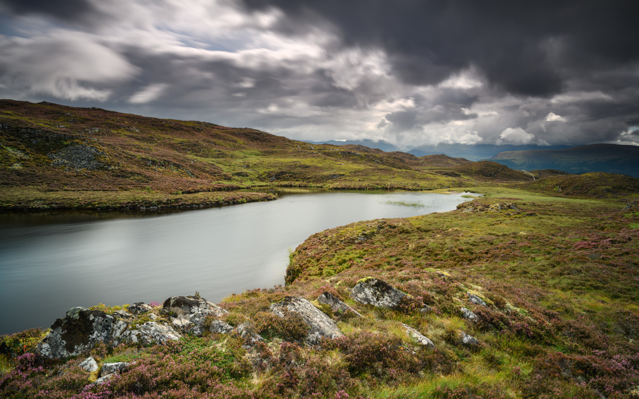 Густые грозовые облака над рекой 