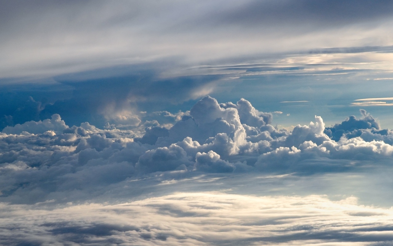 Густые белые облака в лучах солнца