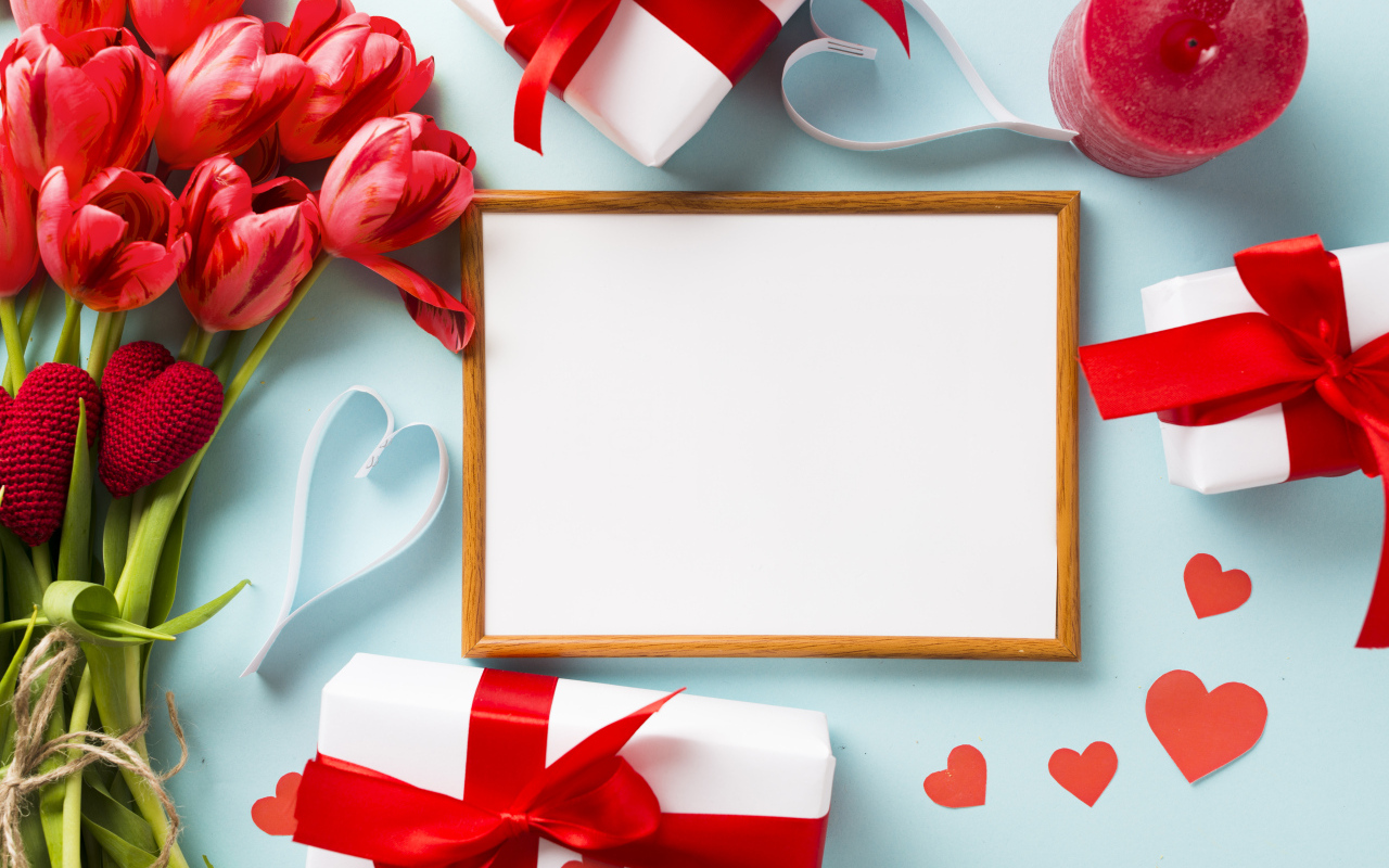 Красивый шаблон поздравительной открытки с цветами и подарками на голубом фоне