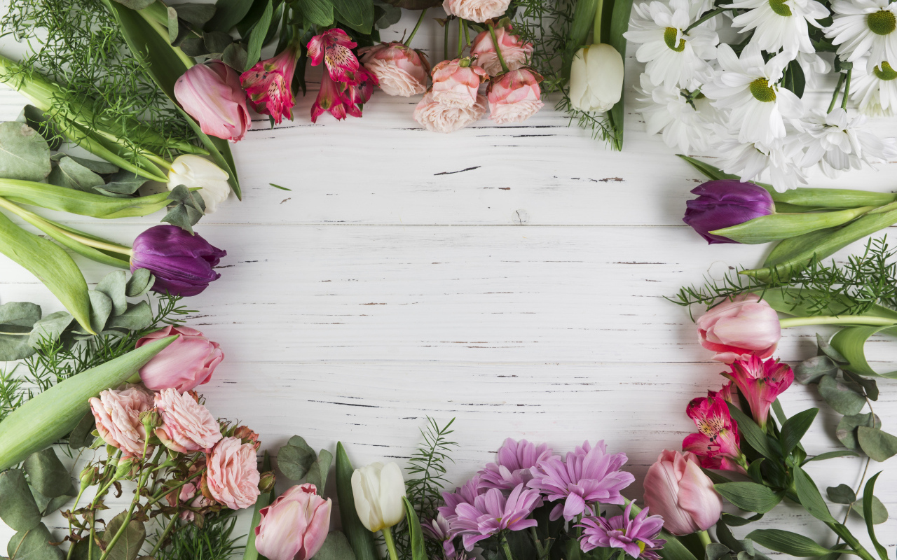 Красивые разноцветные цветы на белом столе, шаблон 