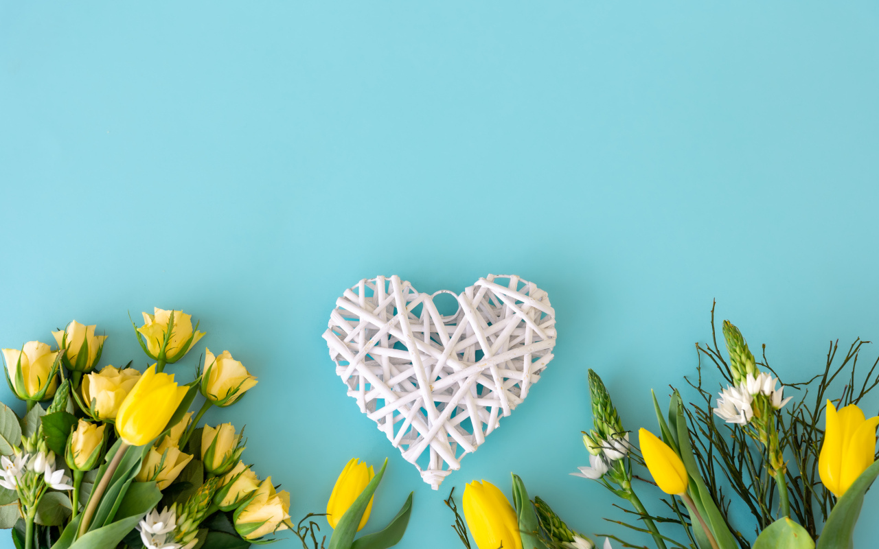 Голубой фон с белым сердцем и желтыми цветами