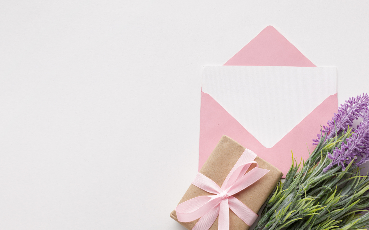 Конверт с цветами и подарком на белом фоне