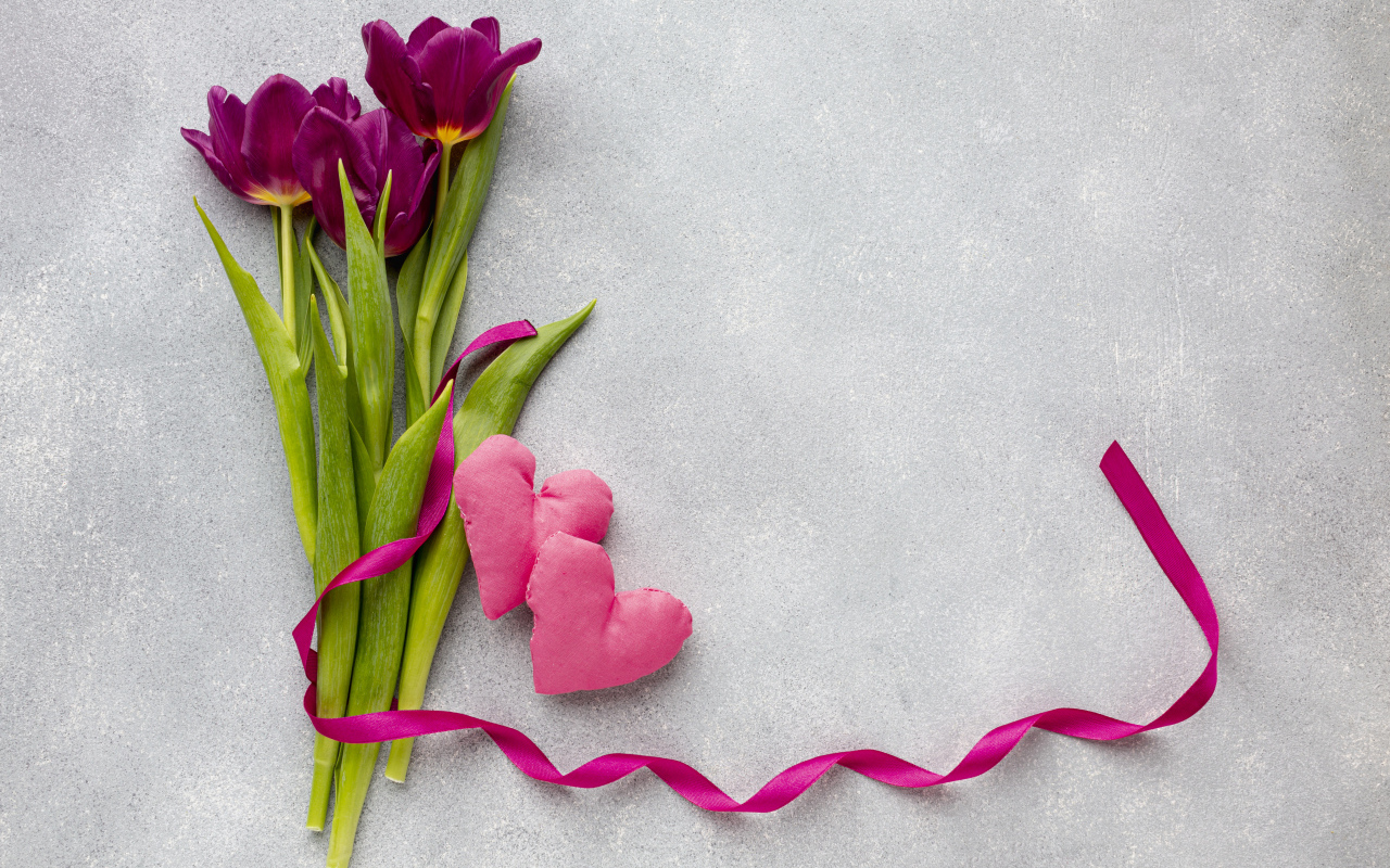 Три тюльпана, сердечко и лента на сером фоне