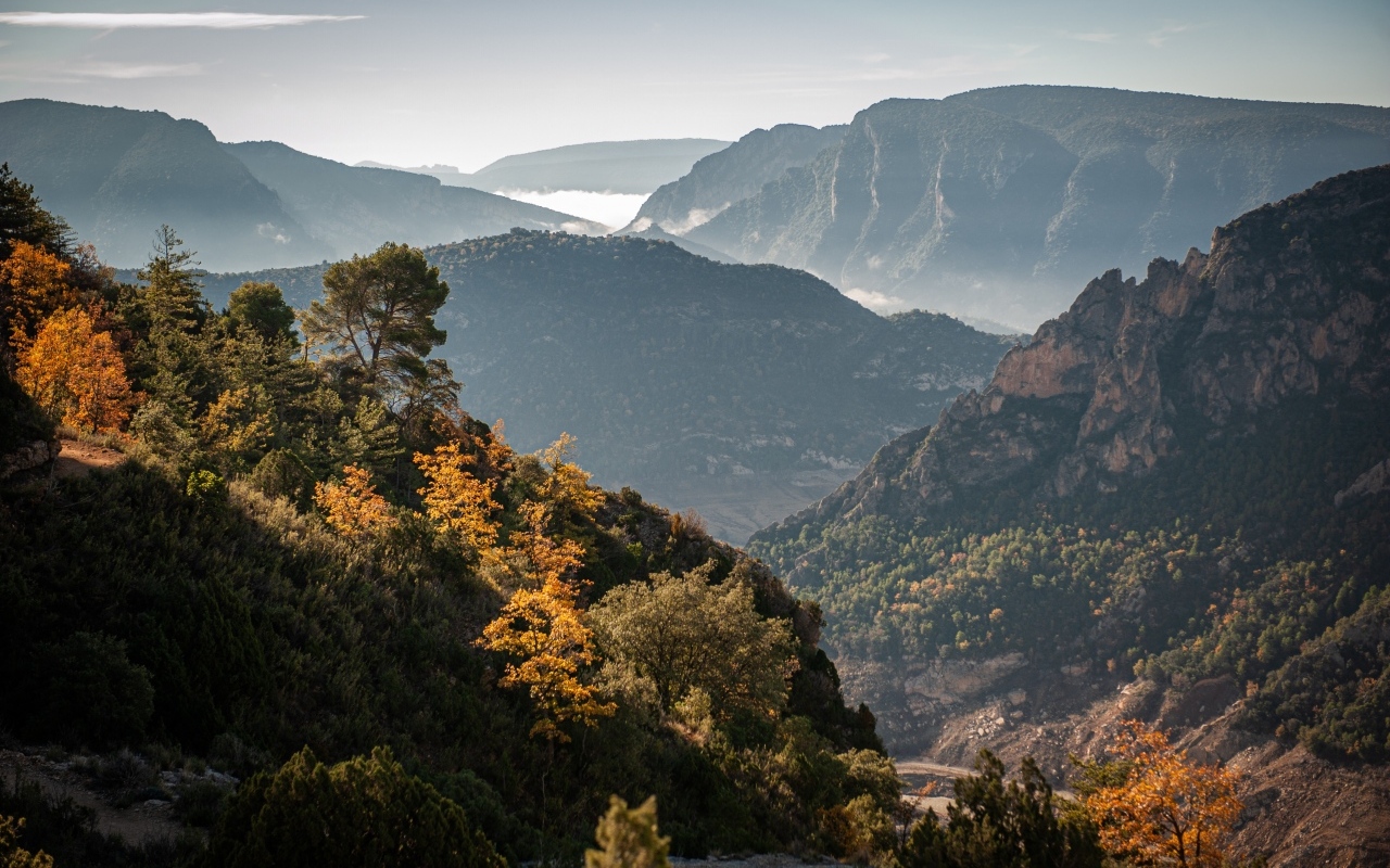 Красивый вид на бескрайний горный горизонт
