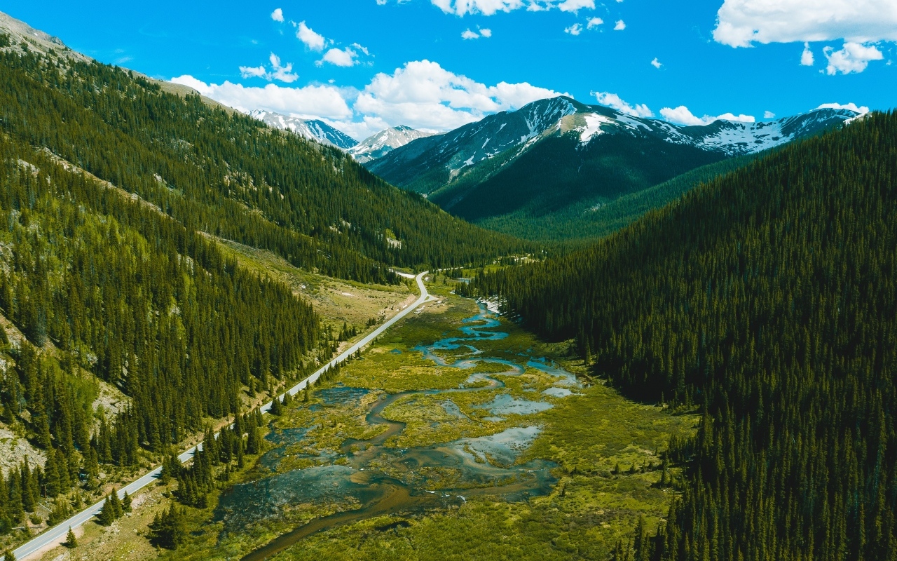 Красивый вид на реку и покрытые зеленью горы