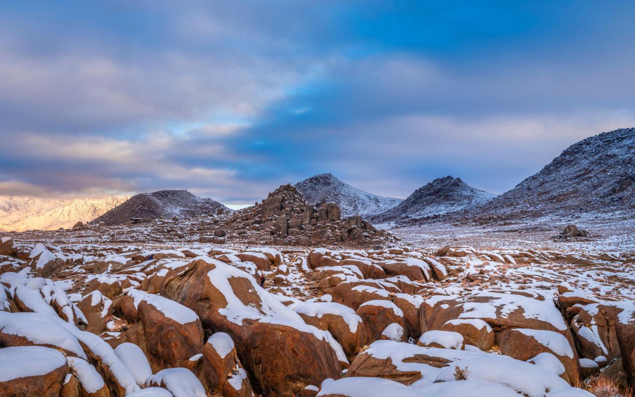 Большие заснеженные камни в горах 
