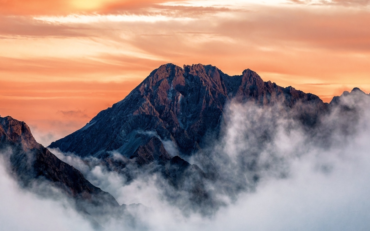 Горы под красивым небом в облаках