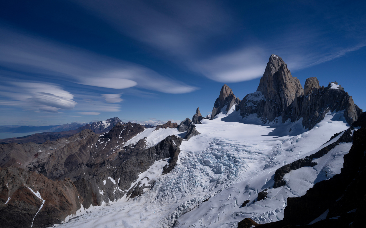 Снег на горной вершине Фицрой под голубым небом, Аргентина
