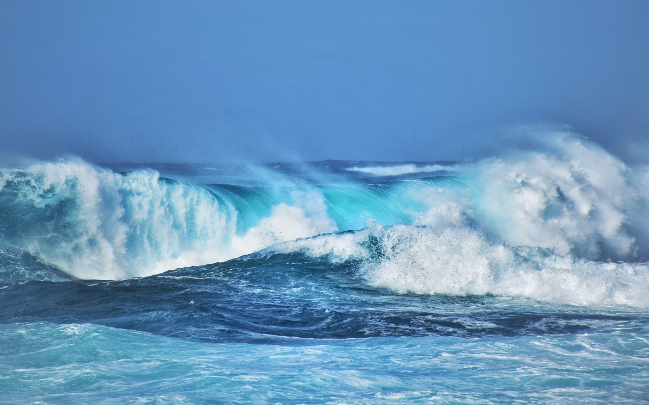 Большие белые волны в океане