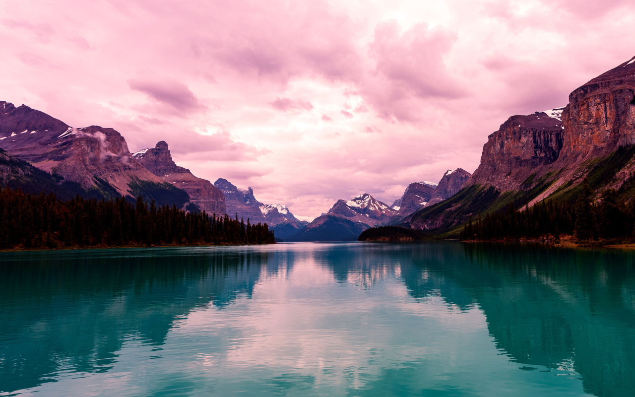 Голубая вода в озере в горах 