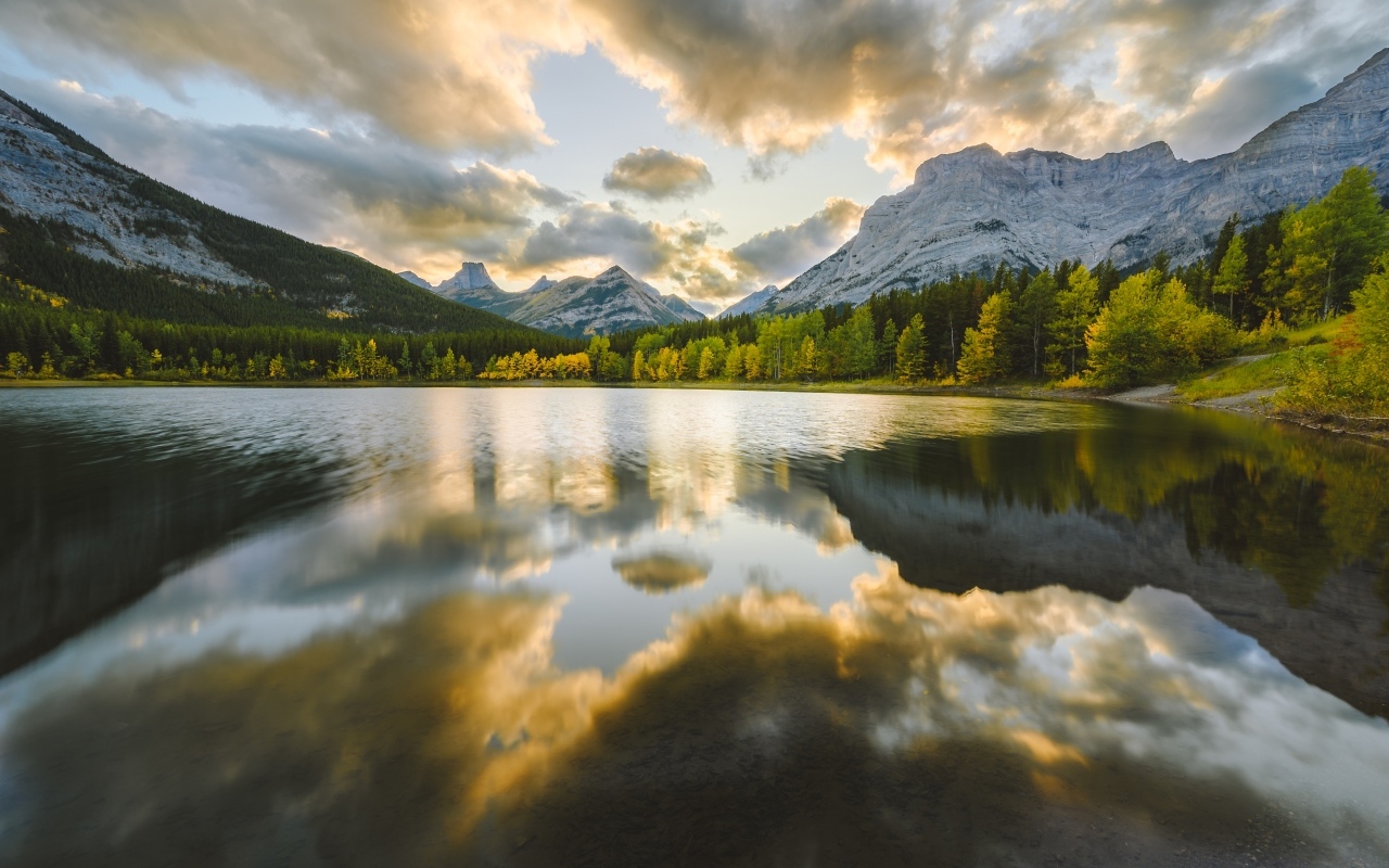 Темные облака отражаются в воде озера
