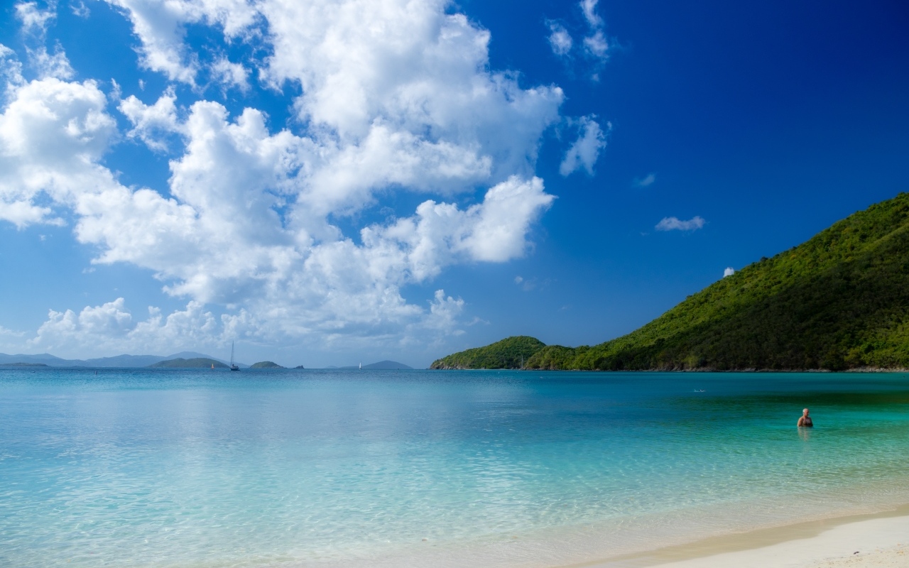 Большое белое облако над голубым океаном