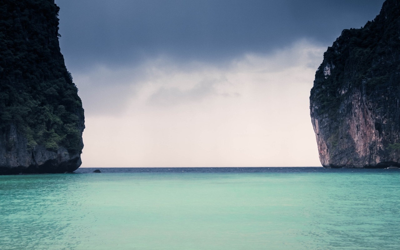 Голубая вода залива между скал