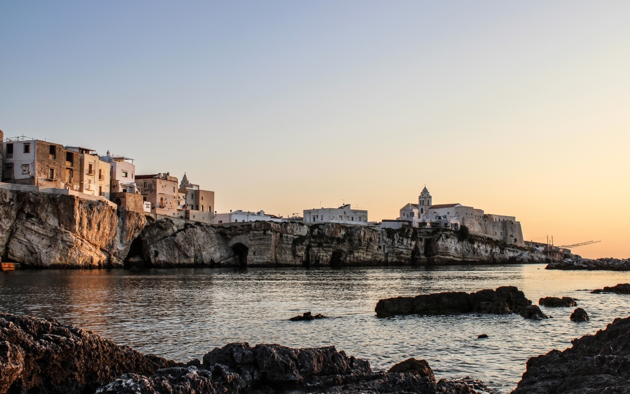 Город на скале у моря 