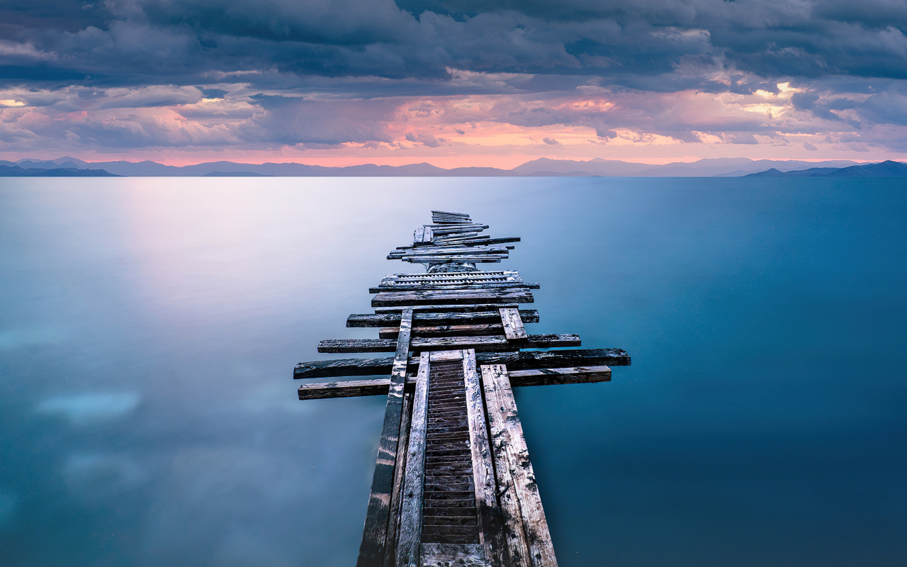 Старый разрушенный мост на берегу океана