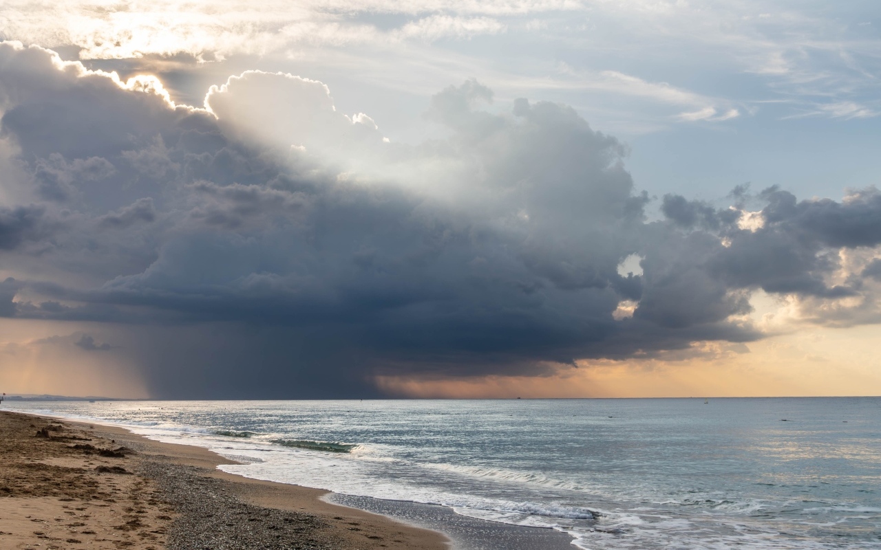 Шторм в небе над морем с белыми волнами