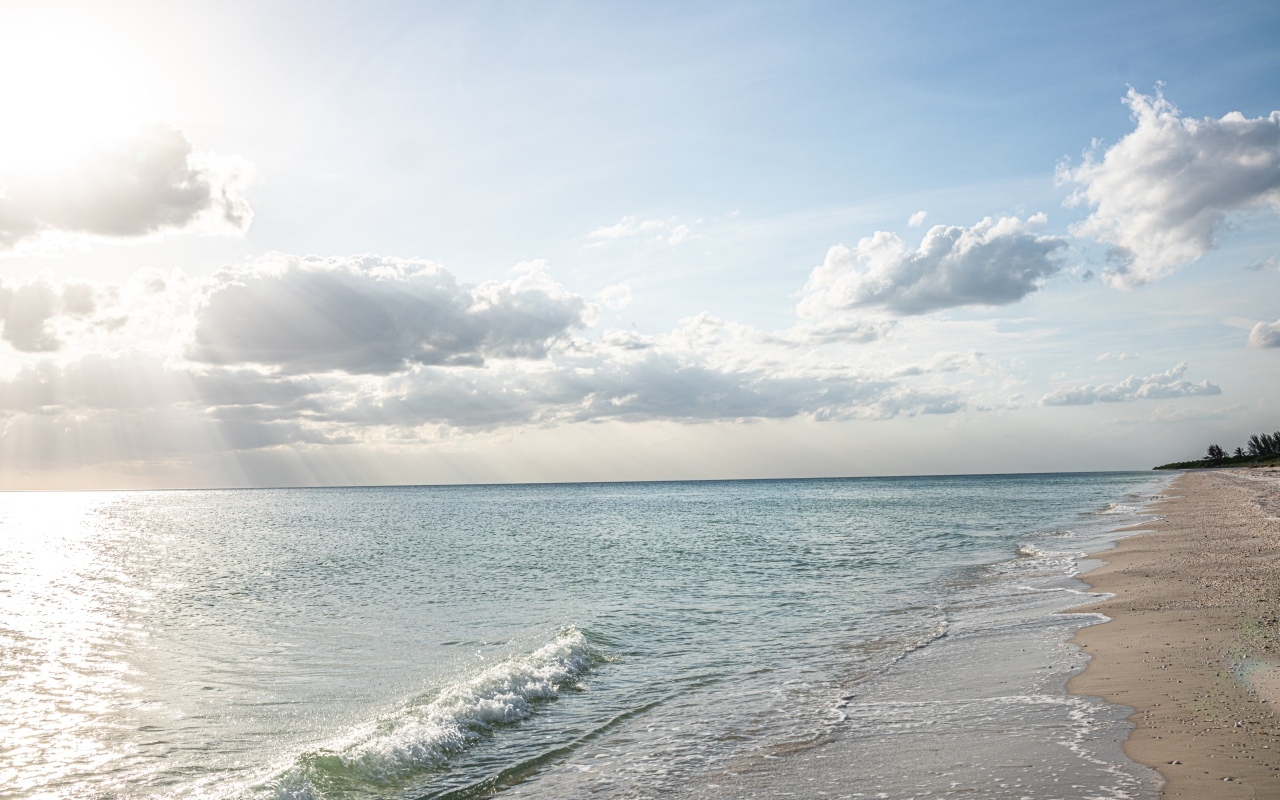 Белые облака над спокойным морем летом