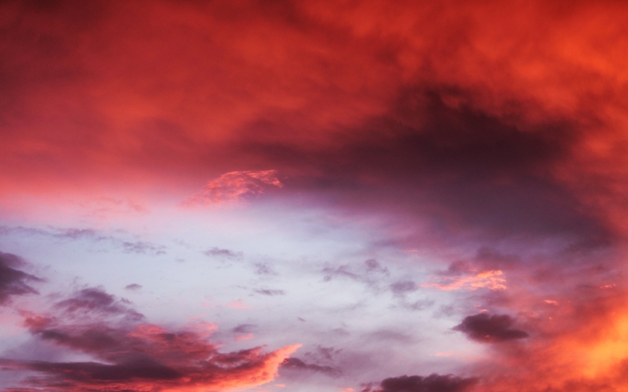 Красивые розовые облака в небе 