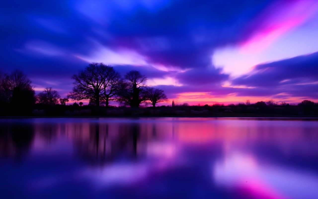 Красивый фиолетовый закат над озером